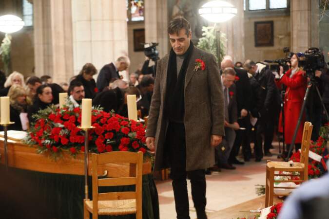 Le regard baissé, João Lança s'approche du cercueil de sa mère Linda de Suza installé devant le choeur de l'église Saint Gervais-Saint Protais de Gisors, le vendredi 6 janvier 2023