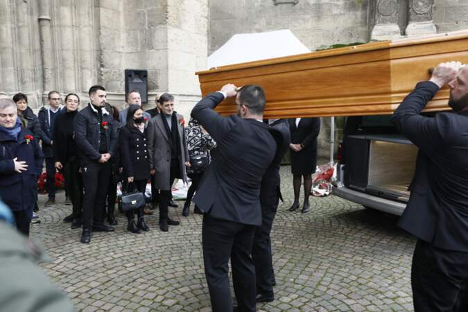 João Lança ne peut retenir ses larmes devant le cercueil de sa mère Linda de Suza arrivant à l'église Saint Gervais-Saint Protais de Gisors, le vendredi 6 janvier 2023