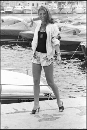 Sheila adopte un look sporty-chic en vacances à Saint-Tropez, le 13 juillet 1979