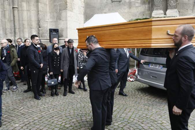 Les traits tirés et le regard embué de larmes, João Lança dit adieu à sa mère Linda de Suza lors de ses obsèques en l'église Saint Gervais-Saint Protais de Gisors, le vendredi 6 janvier 2023