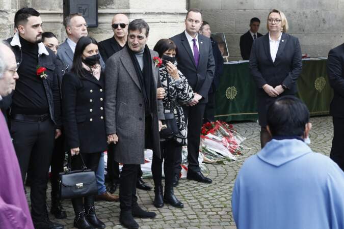 João Lança ne peut retenir ses larmes sur le parvis de l'église Saint Gervais-Saint Protais lors des obsèques de sa mère Linda de Suza, le vendredi 6 janvier 2023