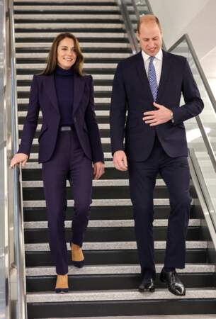 Kate et William arrivent à l'aéroport de Boston, tous deux vêtus d'un costume bleu marine.