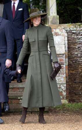 Kate Middleton sublime dans un total look kaki, le 25 décembre 2022 à l'église St Mary Magdalene, à Sandringham.