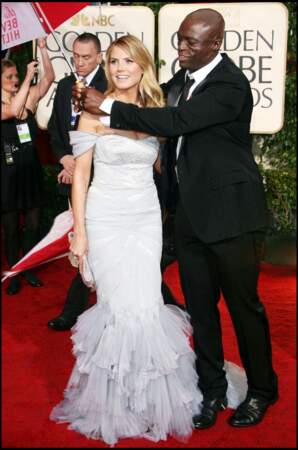 Heidi Klum enfile une robe blanche signée Roberto Cavalli à la cérémonie des Golden Globes 2010. 
