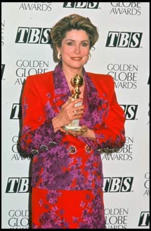 Catherine Deneuve opte pour un costume rouge et violet à la cérémonie des Golden Globes en 1993. 