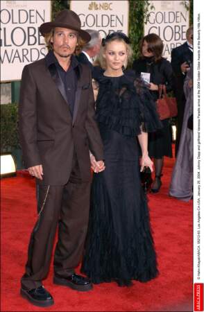 Vanessa Paradis en robe volumineuse noire et Johnny Depp en costume et chapeau à la cérémonie des Golden Globes 2004. 