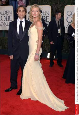 Charlize Theron : l'égérie beauté Dior porte l'une de ses premières robe de la marque pour les Golden Globes en 2004. 