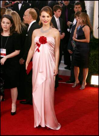 Natalie Portman dévoile son ventre arrondi dans une longue robe bustier en soie Viktor & Rolf aux Golden Globes 2011. L'actrice israélo-américaine remporte la même année un prix pour son interprétation dans le film Black Swan.