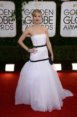 Jennifer Lawrence fait polémique avec une robe en tulle blanche  signée Christian Dior à la cérémonie des Golden Globes en 2014. 