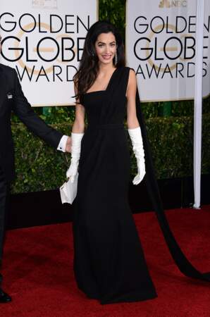 Amal Alamuddin Clooney choisit un look bicolore : noir et blanc aux Golden Globes 2015. Avec ses gants blancs, elle a attiré l'attention de tous les points de vente de mode. 
