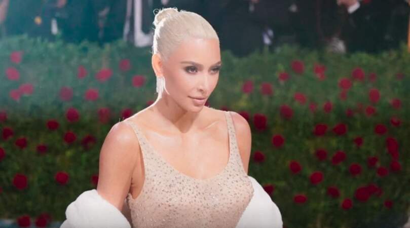 Kim Kardashians craque à son tour pour un sleek bun au Met Gala 2022