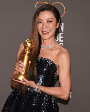Michelle Yeoh (Golden Globe de la meilleure actrice dans un film musical pour "Everything Everywhere All at Once") place ses longueurs sur un seul côté à Los Angeles,  le 10 janvier 2023