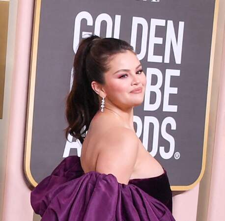 Selena Gomez arbore une haute queue-de-cheval lors de la 80ème cérémonie des Golden Globes à Los Angeles,  le 10 janvier 2023