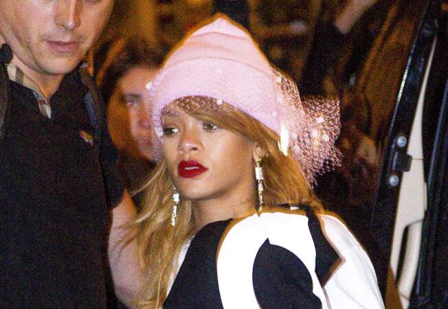 Rihanna: longueurs brushées et bonnet looké a Amsterdam