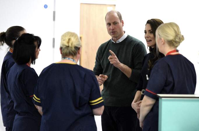 Le prince et la princesse de Galles ont pris le temps de discuter avec chaque médecin et chaque infirmière des unités de soins qu'ils ont pu visiter.