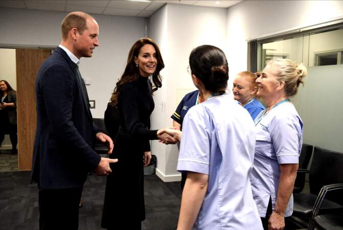 Le prince William et son épouse Kate Middleton sont allés à la rencontre du personnel soignant de l'hôpital ce jeudi.