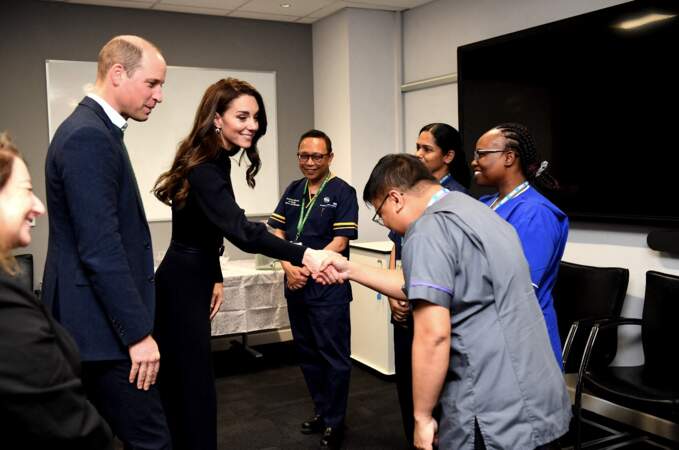 Kate Middleton n'a pas hésité à aller aux contacts des nombreux intervenants lors de cette inauguration de centre hospitalier ce jeudi.