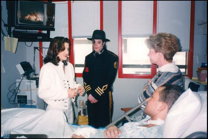 Lisa Marie Presley et Michael Jackson en visite à l'hôpital de Memphis, en 1995.