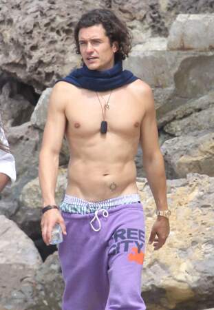 Orlando Bloom, torse nu, en balade avec un ami sur la plage de Malibu en juin 2014