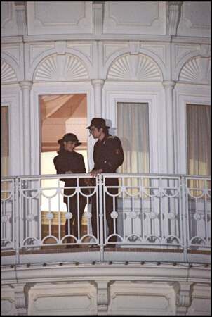 Lisa Marie Presley et Michael Jackson au balcon de son hôtel, en 1994.