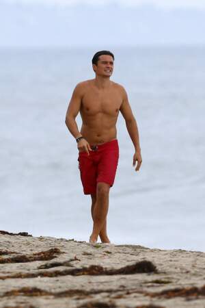  Orlando Bloom sorti de sa baignade en short rouge, lors d'une virée à la plage à Malibu en septembre 2015