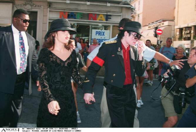 Lisa Marie Presley et Michael Jackson, main dans la main, à Cannes en 1994.