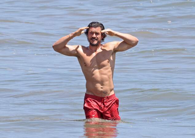 Orlando Bloom affiche ses muscles sculptés lors d'une baignade à Santa Barbara en juin 2022
