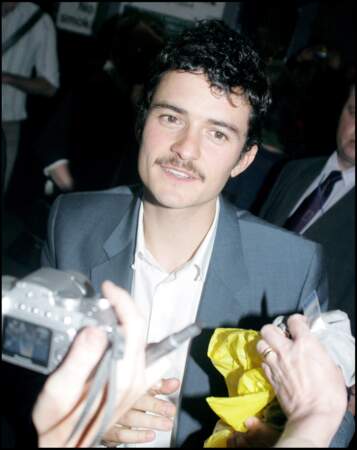 Orlando Bloom arbore une moustache pour la première de la représentation théatrâle 'Celebrations' en juillet 2007