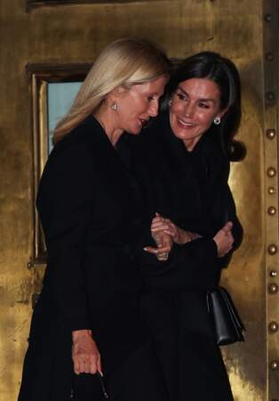 La reine Letizia d'Espagne et Marie Chantal Miller quittent le restaurant après un dîner la veille des funérailles de Constantin II de Grèce à Athènes.