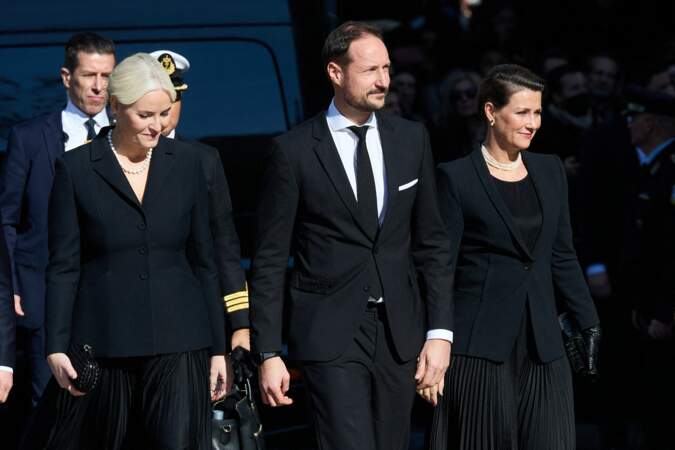 La princesse Mette-Marit et le prince Haakon de Norvège, la princesse Martha Louise de Norvège aux obsèques du roi Constantin II de Grèce en la cathédrale métropolitaine d’Athènes