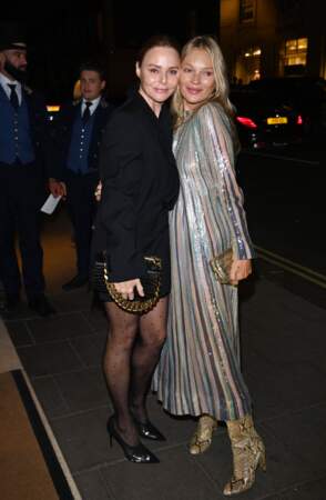 Au près de Stella McCartney, Kate Moss brille de mille feux avec une robe à strass et transparente à Londres, le 4 septembre 2022