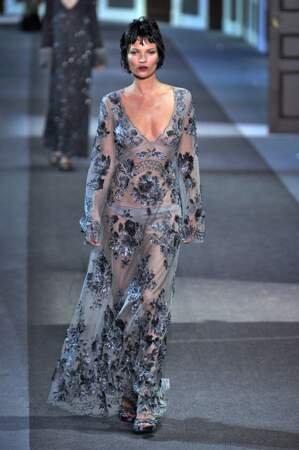 Kate Moss défile en robe translucide pour la marque Louis Vuitton - collection de prêt-à-porter automne-hiver 2014 - le 6 mars 2013
