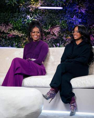 Michelle Obama en monochrome violet siglé Versace