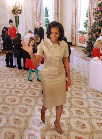 Michelle Obama en tailleur jupe très élégant pour décorer la Maison Blanche en novembre 2012
