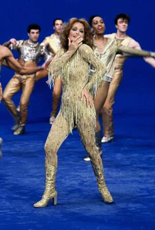 Reine du disco, Dalida brille de mille feux sur scène dans une combinaison or sertie de franges pailletées lors de l'émission Formule 1