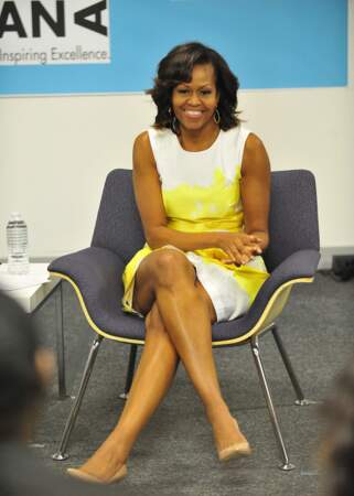 Michelle Obama en déplacement à Chicago adopte la petite robe trois trous longueur midi en juillet 2013