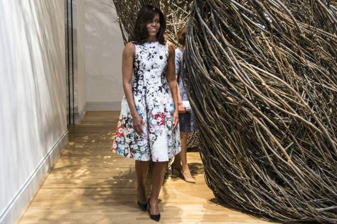 Michelle Obama visite la Galerie Renwick lors du sommet avec les cinq pays nordiques à Washington en mai 2016 vêtue d'une robe élégante patchée d'imprimés colorés.