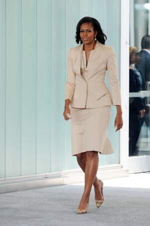 Michelle Obama à Chicago en mai 2012 élégante : elle arbore le tailleur jupe crème. 
