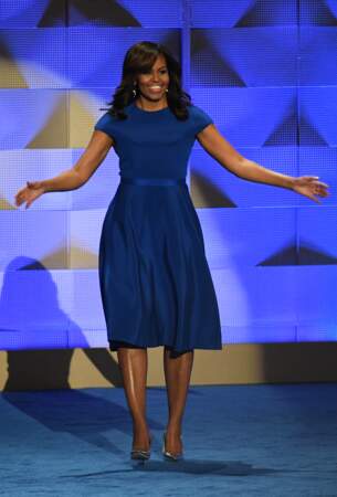 Michelle Obama prend la parole à Philadelphia en juillet 2016 vêtue d'une robe marine intemporelle. 
