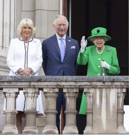 2022 : Jubilé de platine de la reine Elizabeth II d'Angleterre à Buckingham Palace à Londres. Camilla est adoubée par la souveraine.