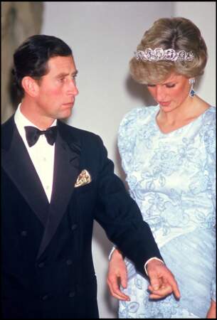 1996 : Le prince Charles et Lady Diana demandent officiellement le divorce, après 15 ans de mariage.