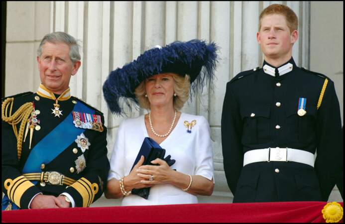 2005 : Le prince Harry soutient publiquement le mariage de son père avec Camilla et déclare que lui et William "l'aiment à la folie".