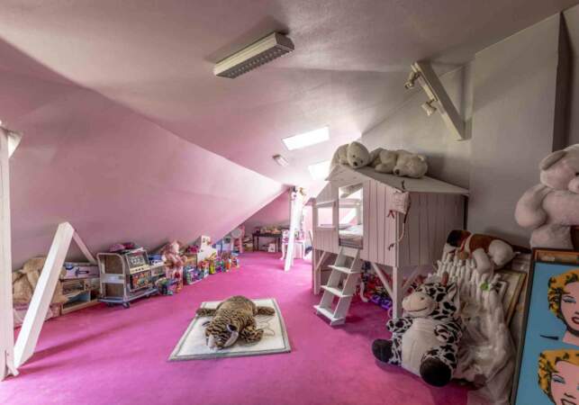 Une salle de jeux pour les enfants est présente dans la villa de  Marnes-la-Coquette appartenant à Johnny et Laeticia Hallyday 