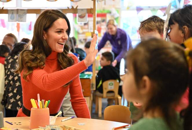 Kate Middleton souriante, s'amusant avec les enfants de la crèche Foxcubs, à Luton, le 18 janvier 2023