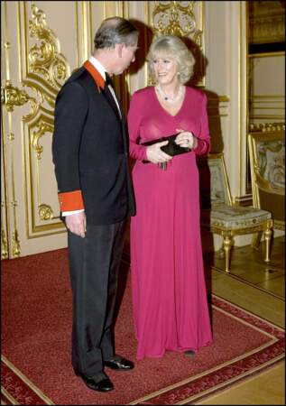 2005 : Le prince Charles annonce ses fiançailles avec Camilla.