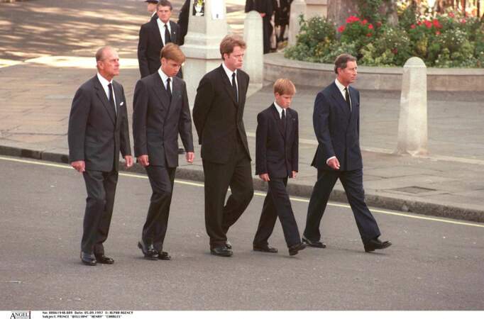 1997 : Les princes Harry et William obligés de marcher derrière le cercueil de leur mère Lady Diana.
