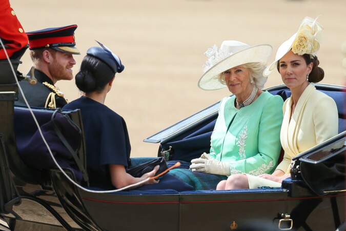 2019 : Le prince Harry et Camilla ensemble dans un carrosse ouvert pour la célèbre Trooping the Colour. Il s'agit de la dernière fois où ils ont été photographiés conversant ensemble en public.