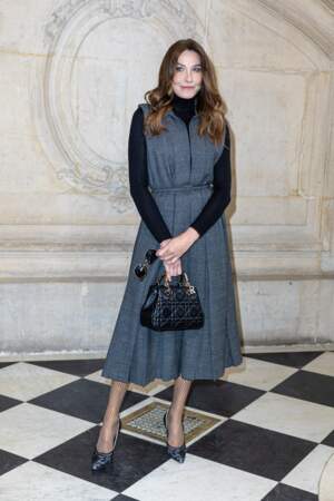 Carla Bruni-Sarkozy ceinture sa robe à la taille au défilé Dior - collection Haute-Couture Printemps-été 2023 - à Paris, le 23 janvier 2023