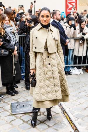 Amina Muaddi est chic avec une jupe mi-longue et matelassée signée Dior à Paris, le 23 janvier 2023. Elle est disponible à partir de 2 200€