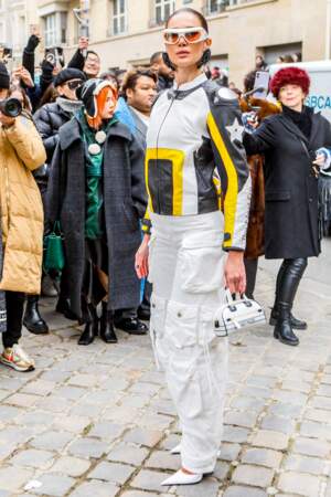 Sabina Jakubowicz est canon avec un pantalon cargo et une veste en cuir au défilé Dior - collection Couture Printemps/été 2023 - à Paris, le 23 janvier 2023